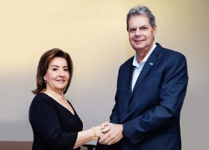 Irani Pamplona Peters, ex-presidente da companhia, e Ronaldo Kobarg Müller, novo presidente